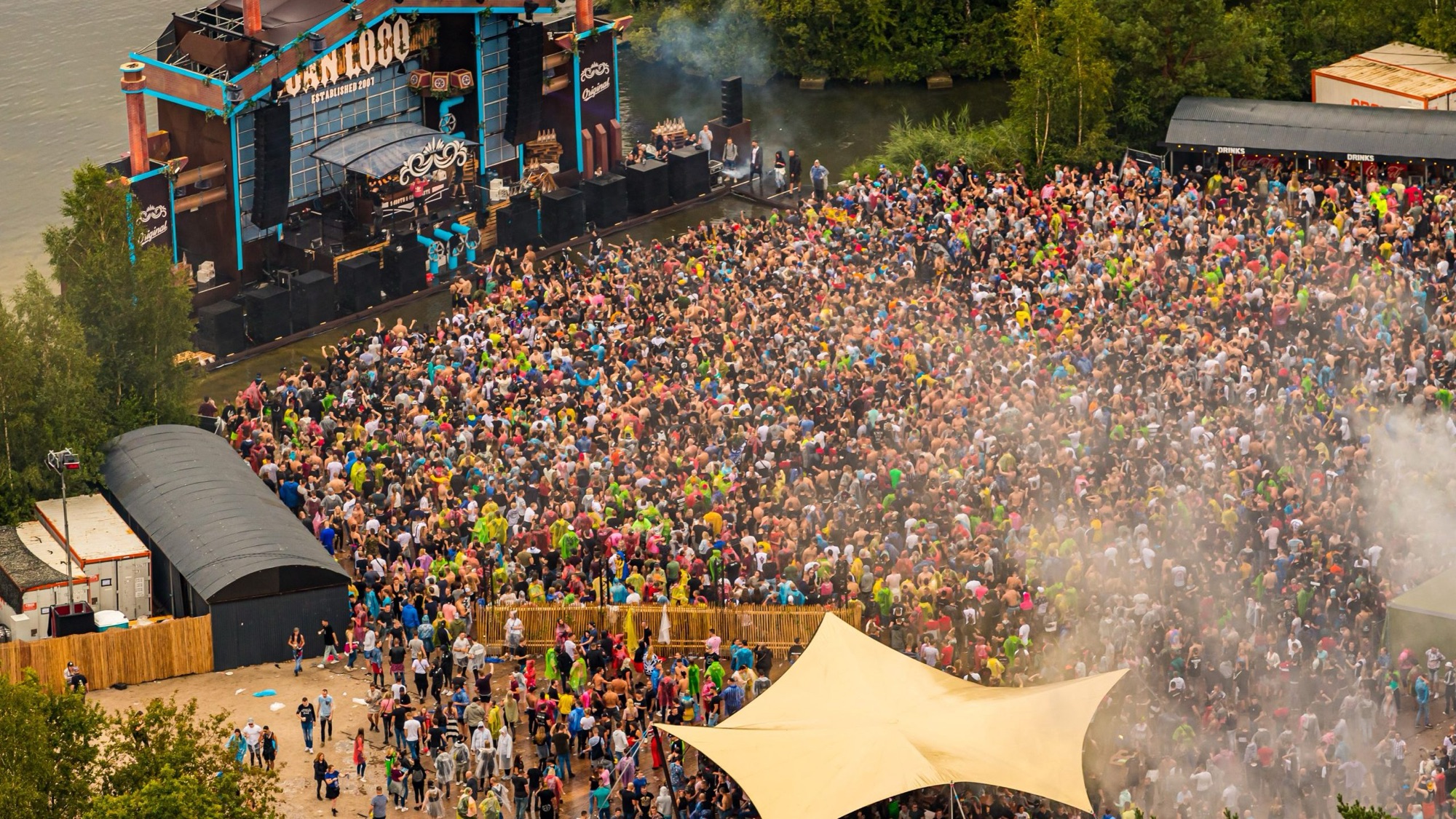 Festivalterrein met stretchtent
